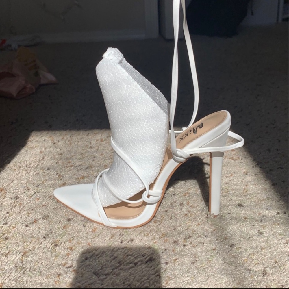 White Heels size 5.5